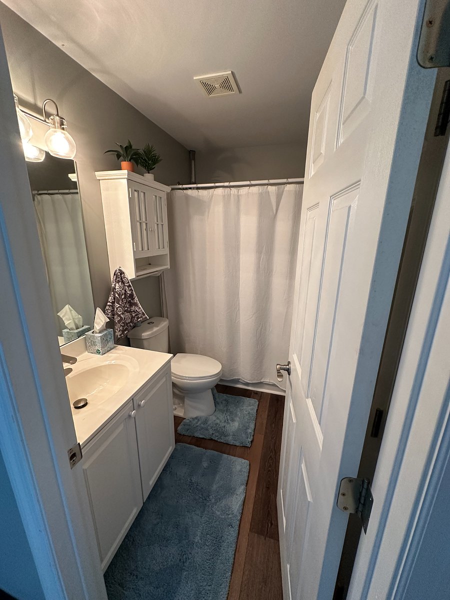 Upper level full bathroom