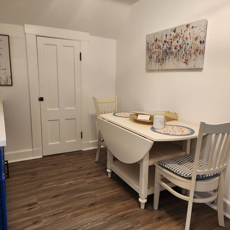 Dining area with extendable table