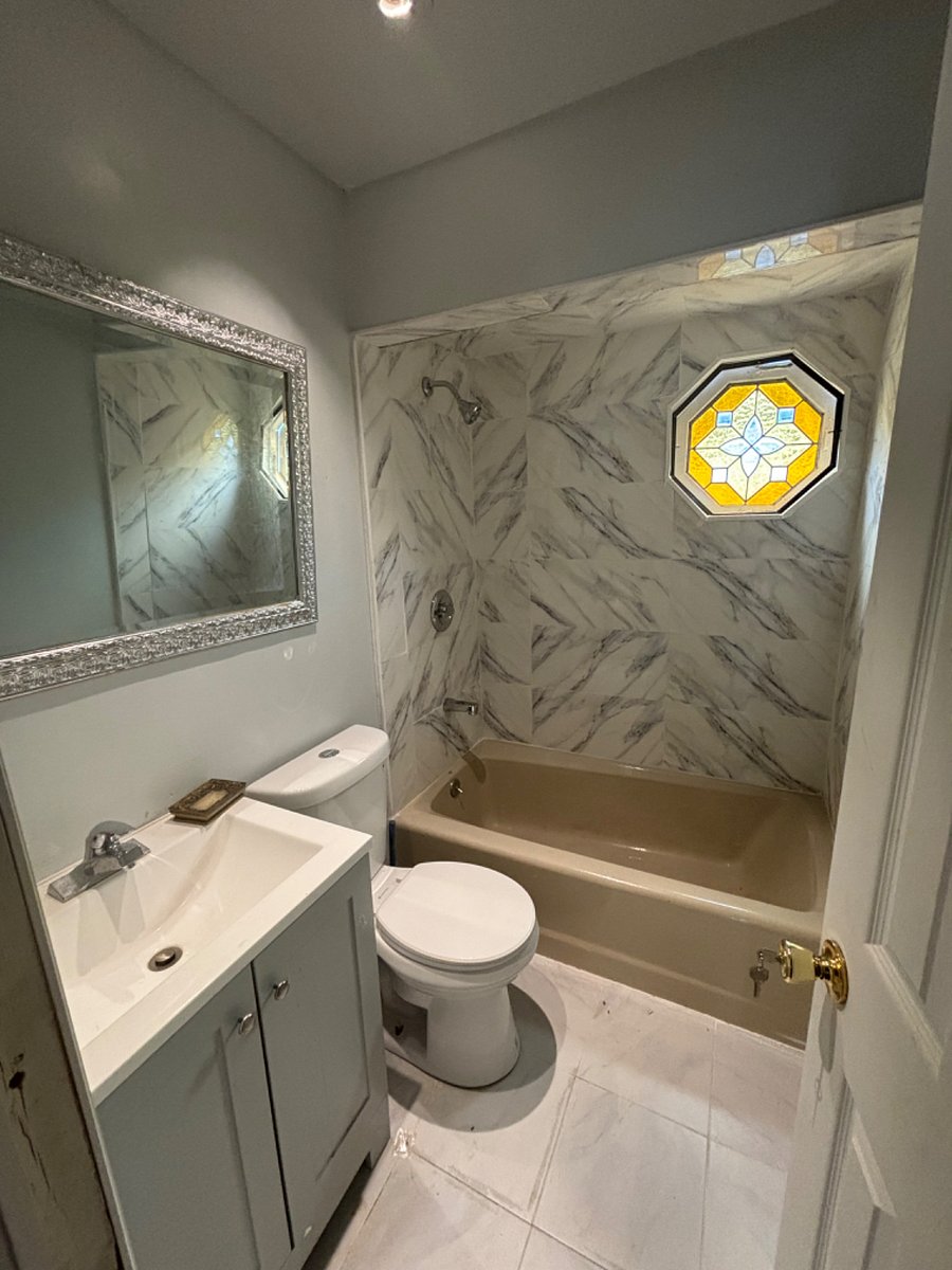 Full Bathroom . Shower / bath combo