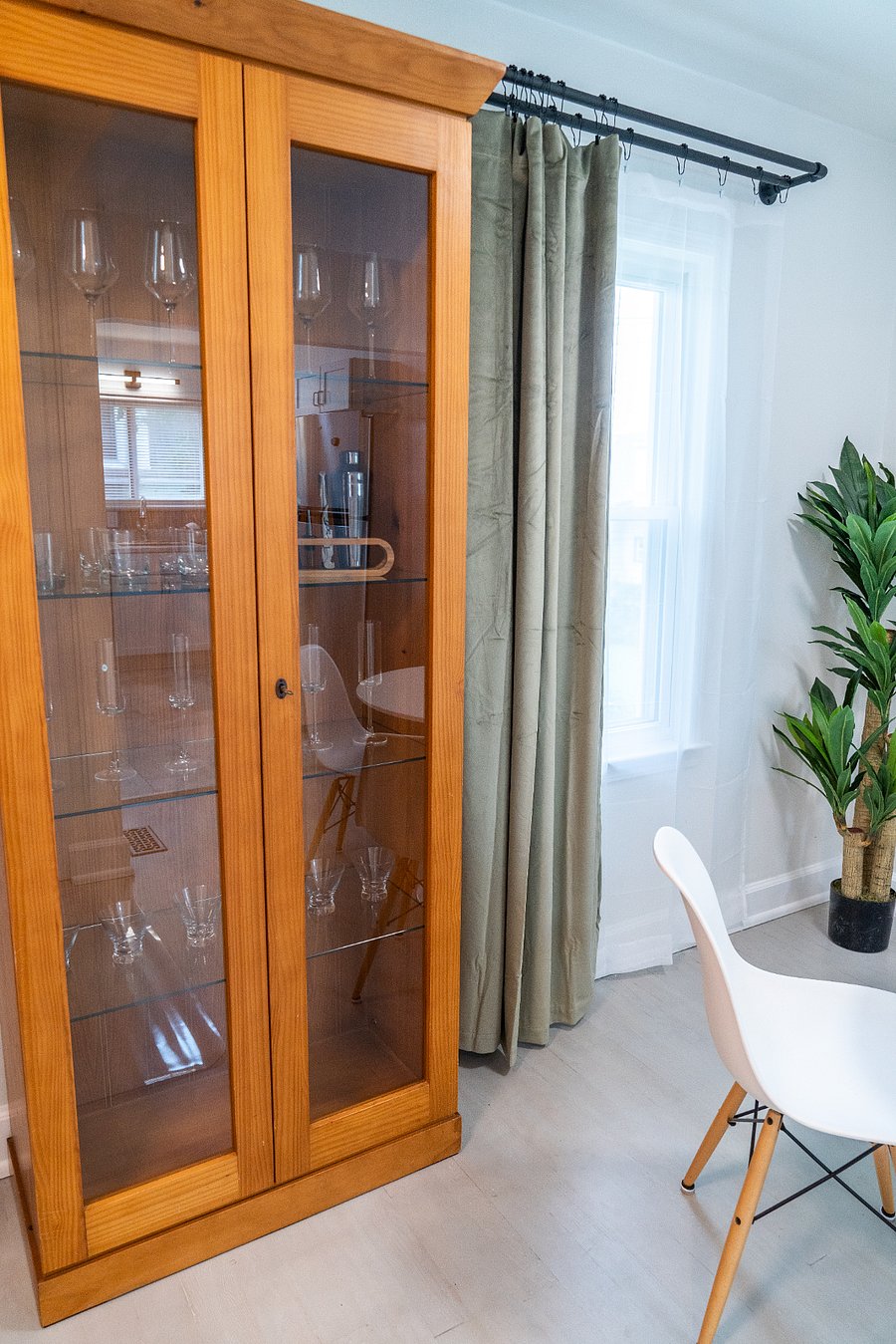 Dinning Corner - Cocktail Vitrine