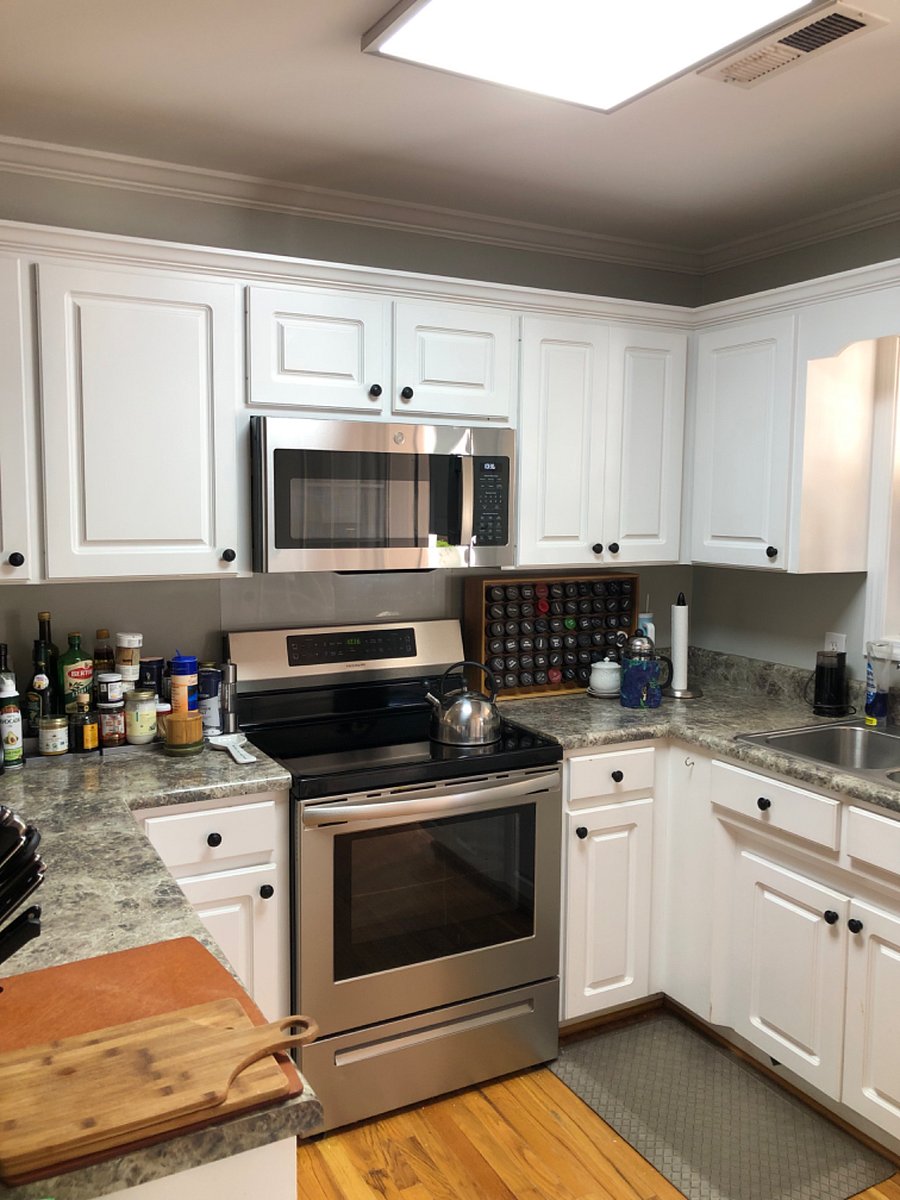 Shared kitchen with microwave, stove, oven, toaster oven, blender, food processor, coffee maker, rice cooker, juicer all available to use. Yes I have all the chefy stuff :)