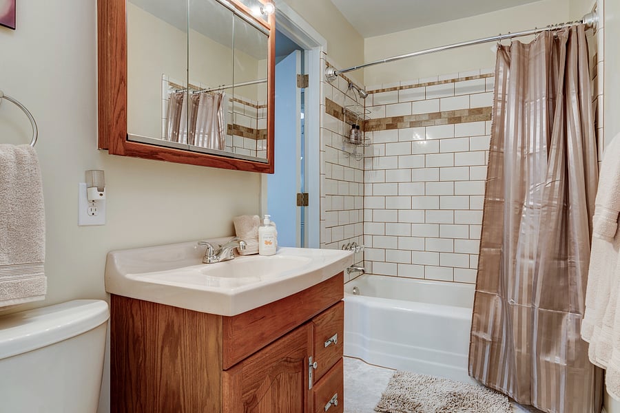 Guest bath includes tub/shower, vanity and toilet and plenty of fresh clean towels, toiletries
