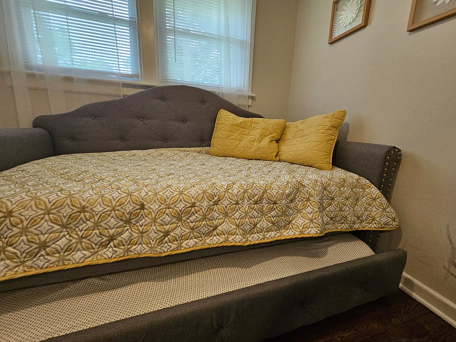 Daybed trundle with 2 twin beds