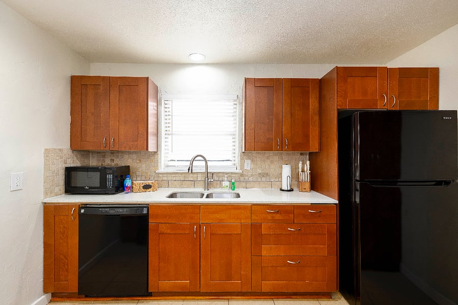 Dishwasher, fridge, and microwave available