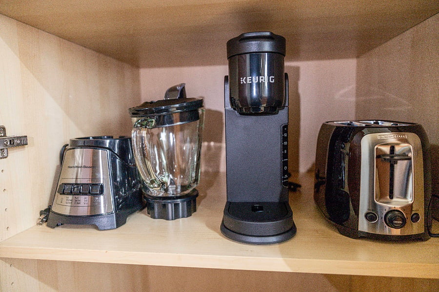 Blender, coffee maker, and toaster available.