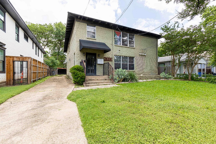 Tranquil neighborhood:
- Private Gated parking available
- 4 minute from Baylor University Medical Center