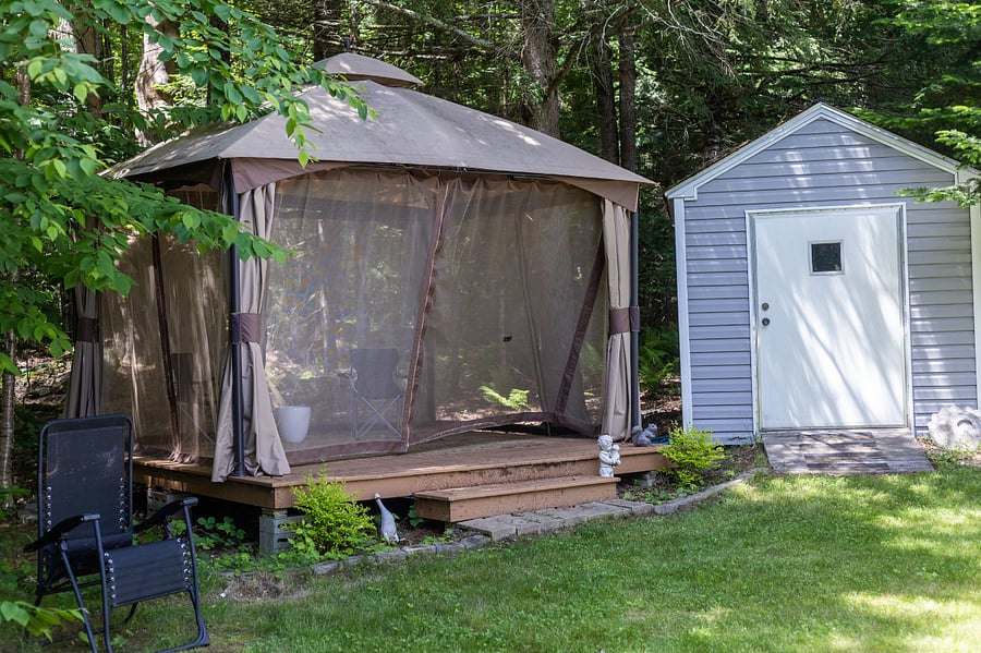 Outside screen house and private shed with backyard.