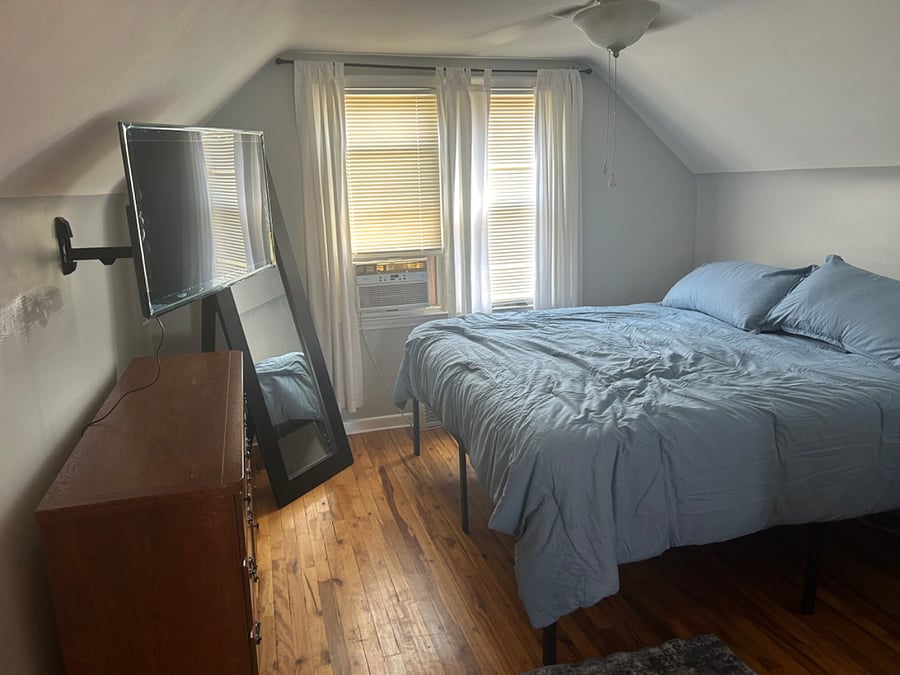 Nice big king size bed with four pillows with a nightstand in the lamp. Also. The TV comes out until she have full range of motion