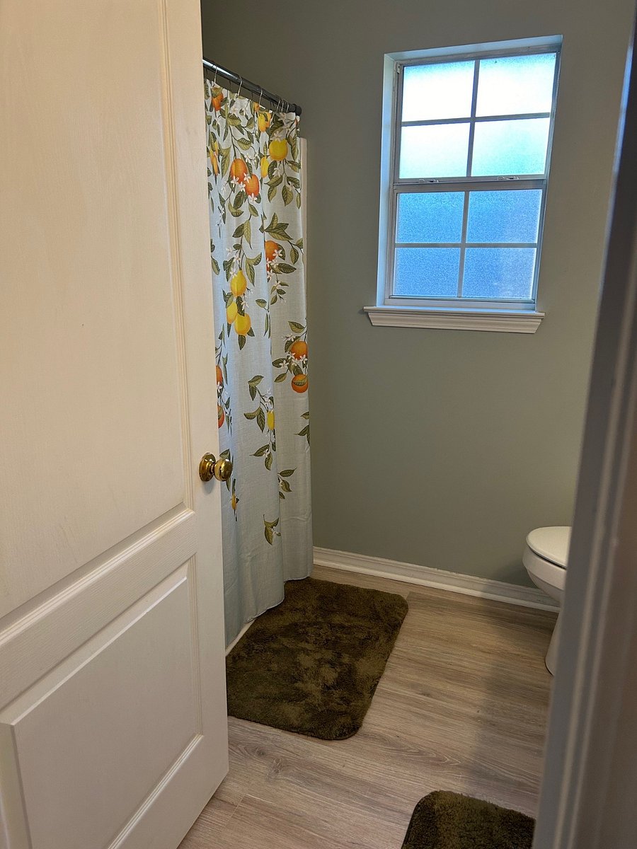 Main House - Full Bathroom