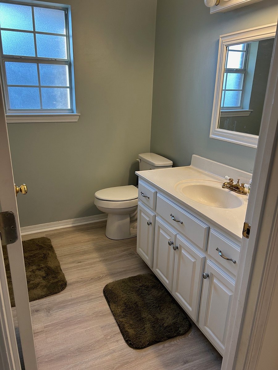 Main House - Full Bathroom