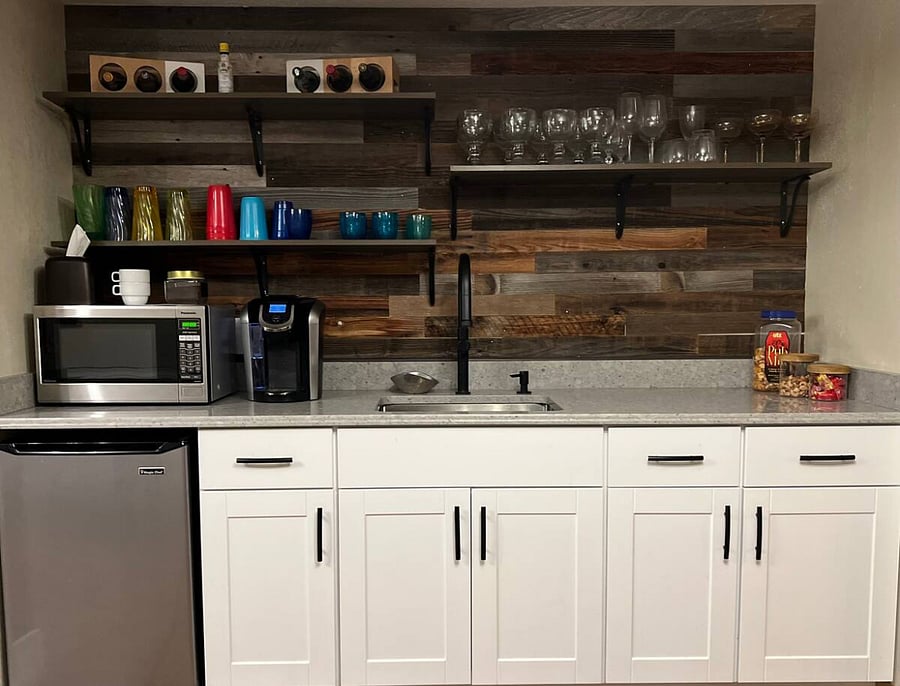 Mini fridge and kitchenette. Full kitchen is also available. This is for your convenience.