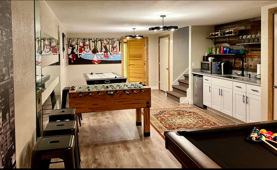 Game room with mini bar