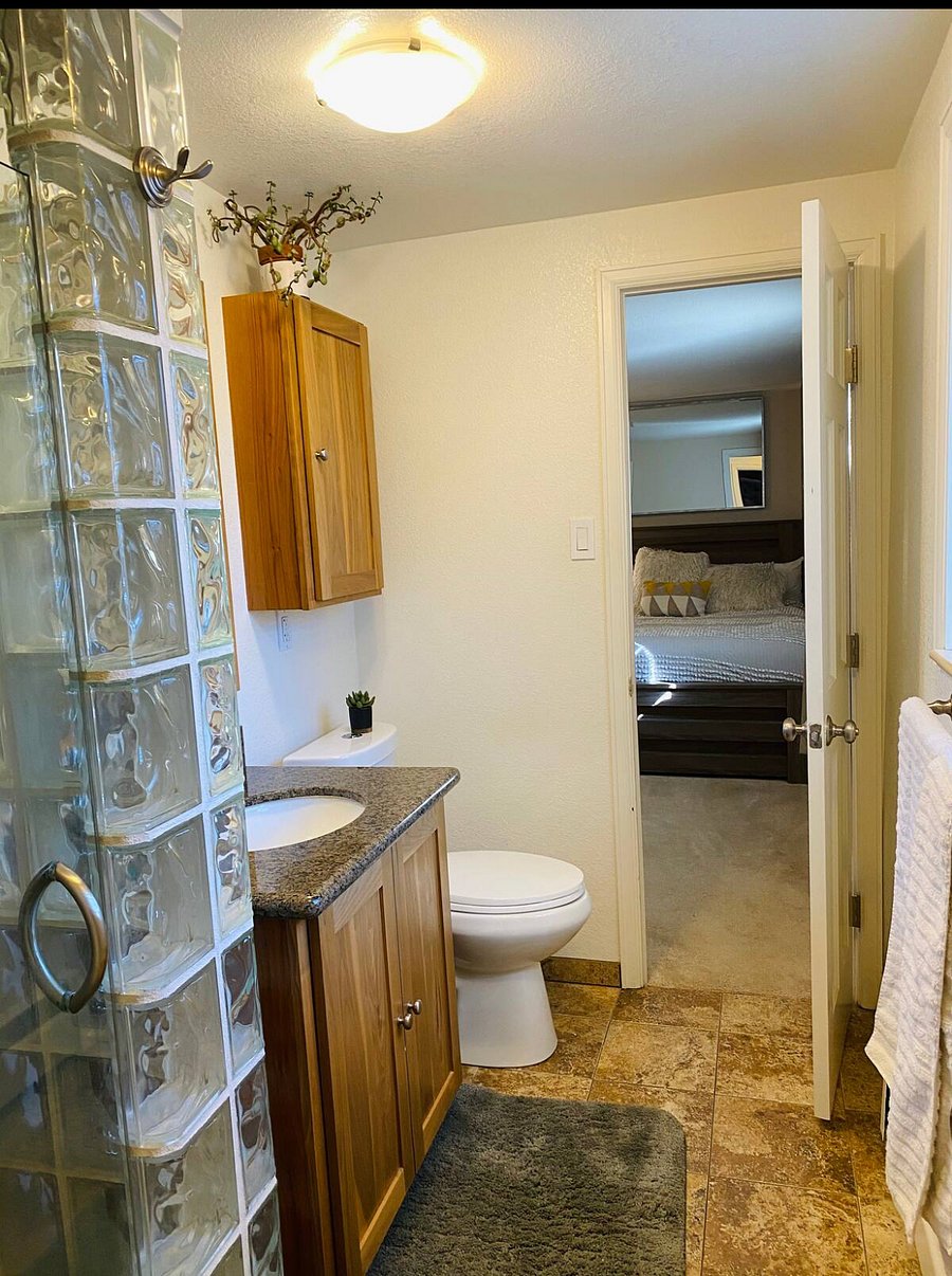 Private bathroom.
Shower
Linens, shampoo ect provided