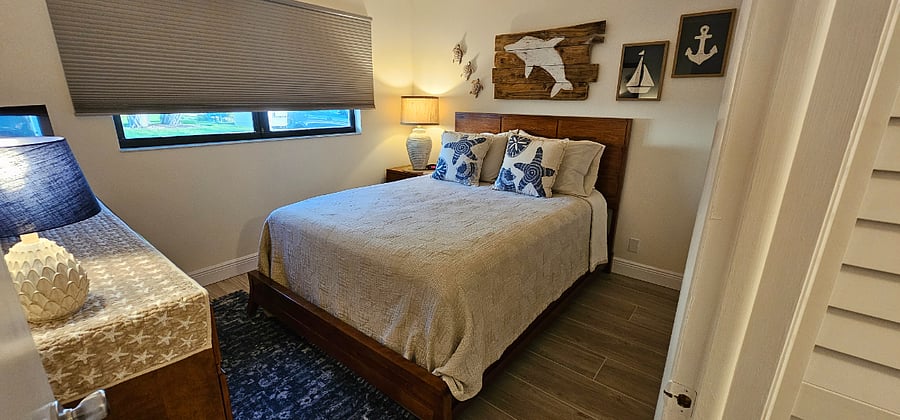Guest bedroom with queen bed
