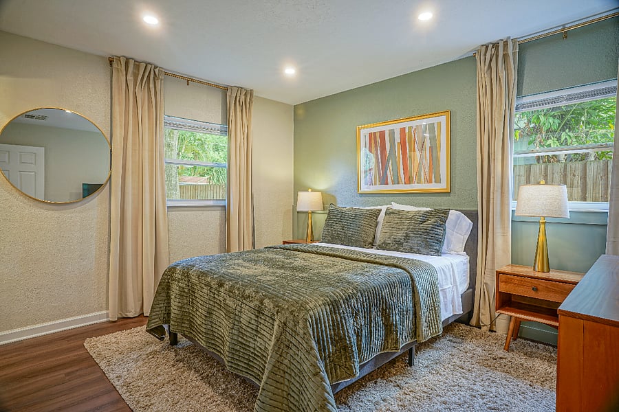 Master bedroom with ensuite.
Furnished with a queen-size bed, night stands, closet, dresser, high-quality linens, blackout curtains, and a smart TV.