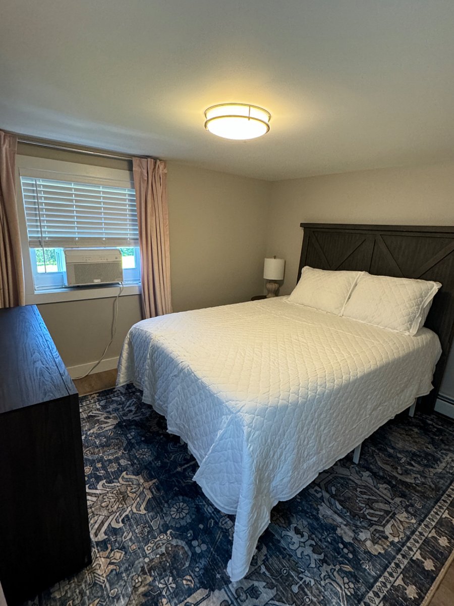 2nd bedroom with queen bed