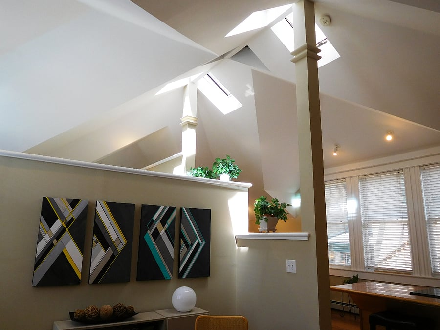 Vaulted ceiling with skylights open to entire floor

