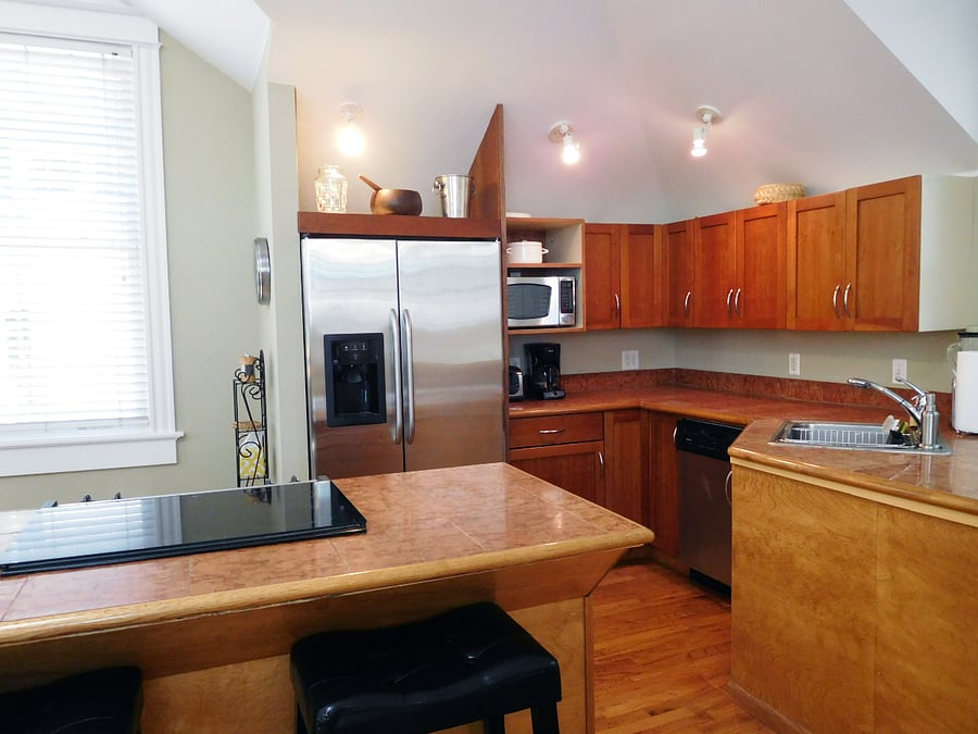 Cherry cabanes, granite tile counters, stainless steel appliances
