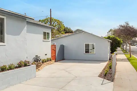 3 designated parking spots,  2 for Unit A (1b/1b), 1 for Unit B (Studio). Unit A park spots are closer to the street with 2 tendam parking. 