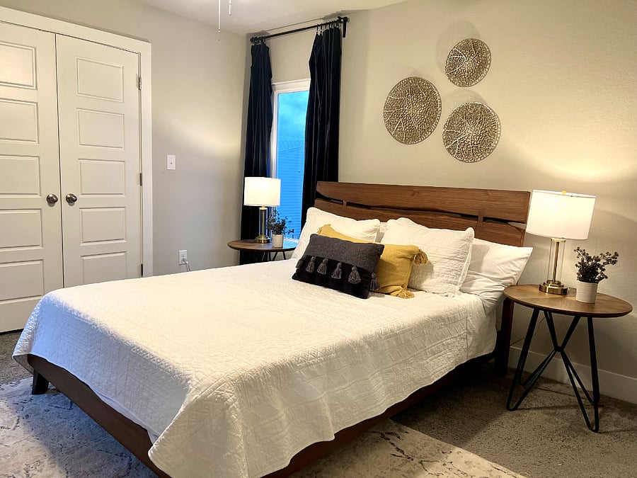 BEDROOM 3
Queen bed | Ensuite Bathroom
32" Smart TV, and spacious closet.