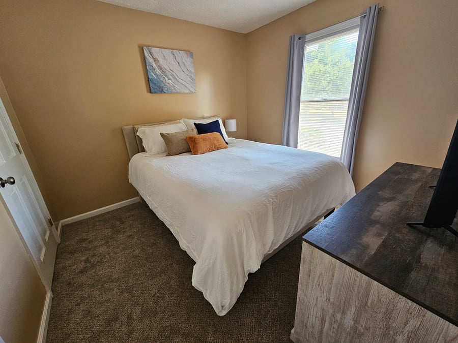 Second Bedroom/Queen Bed
