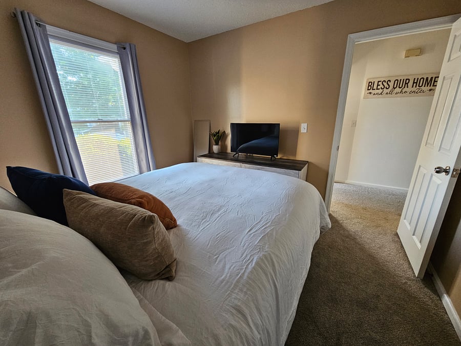 Second Bedroom/Queen Bed