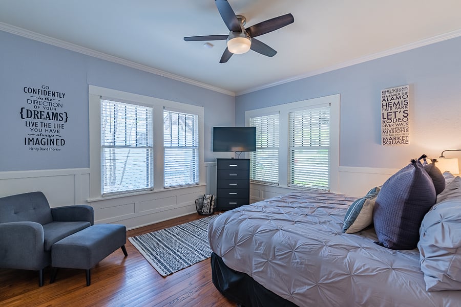 Second bedroom with two twin beds (can be converted to king upon request). 40" Smart TV