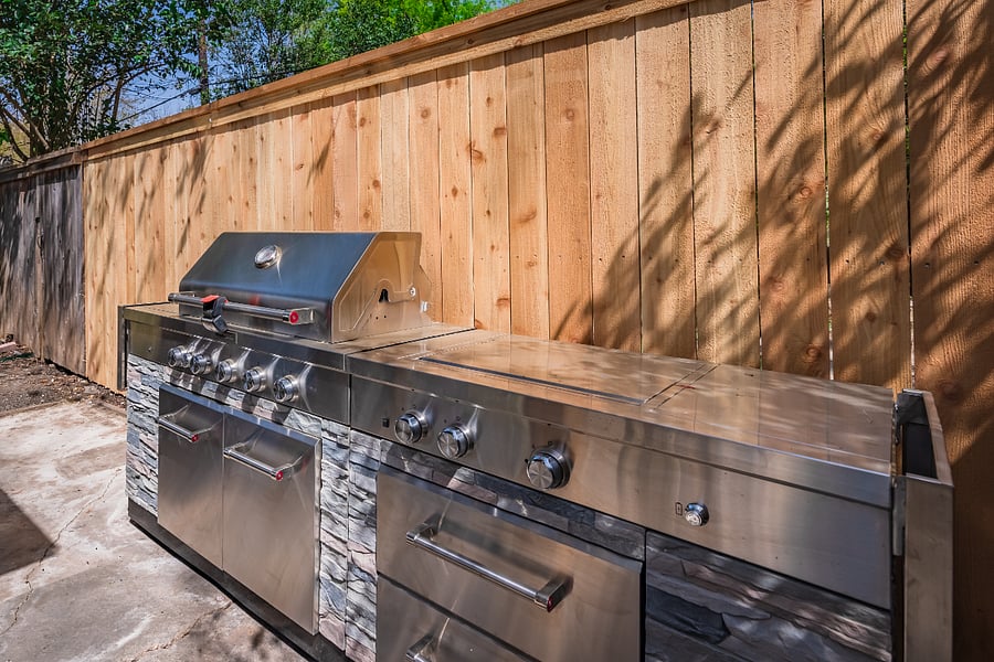 Full outdoor kitchen & grill. Guest must supply the propane.