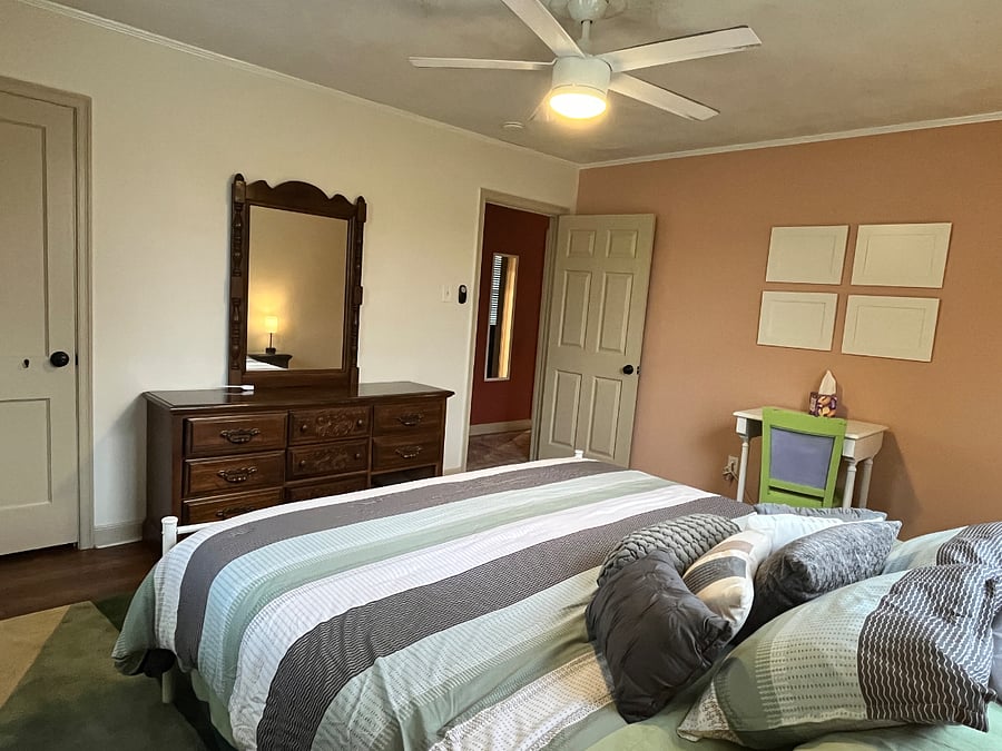 Each room has a desk and chair