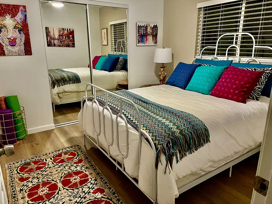 Middle room with queen bed
