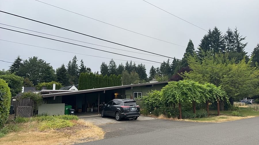 the house has a double carport and drive way. Easy parking...