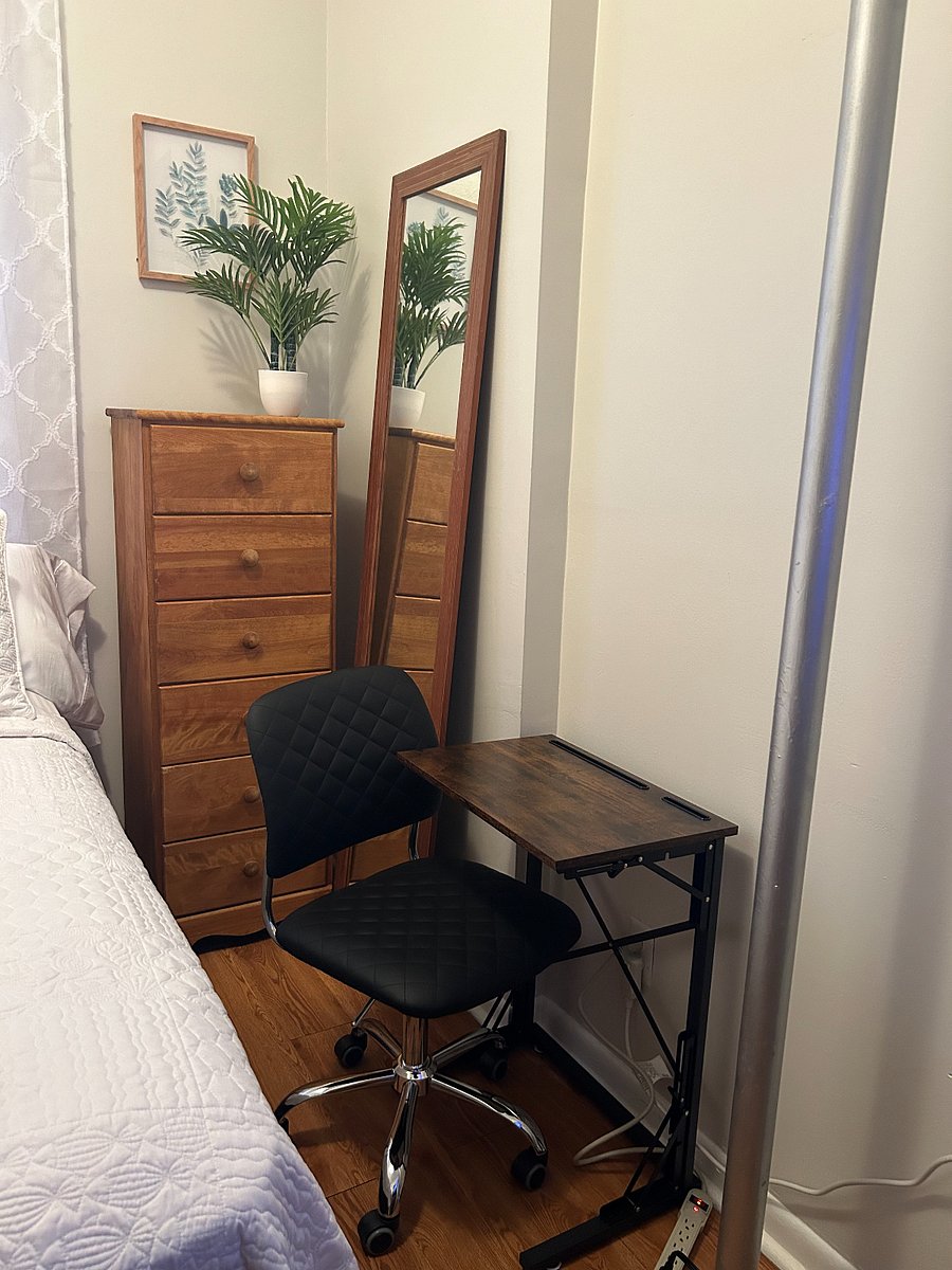 Chair & a small foldable study desk added 8/2024.