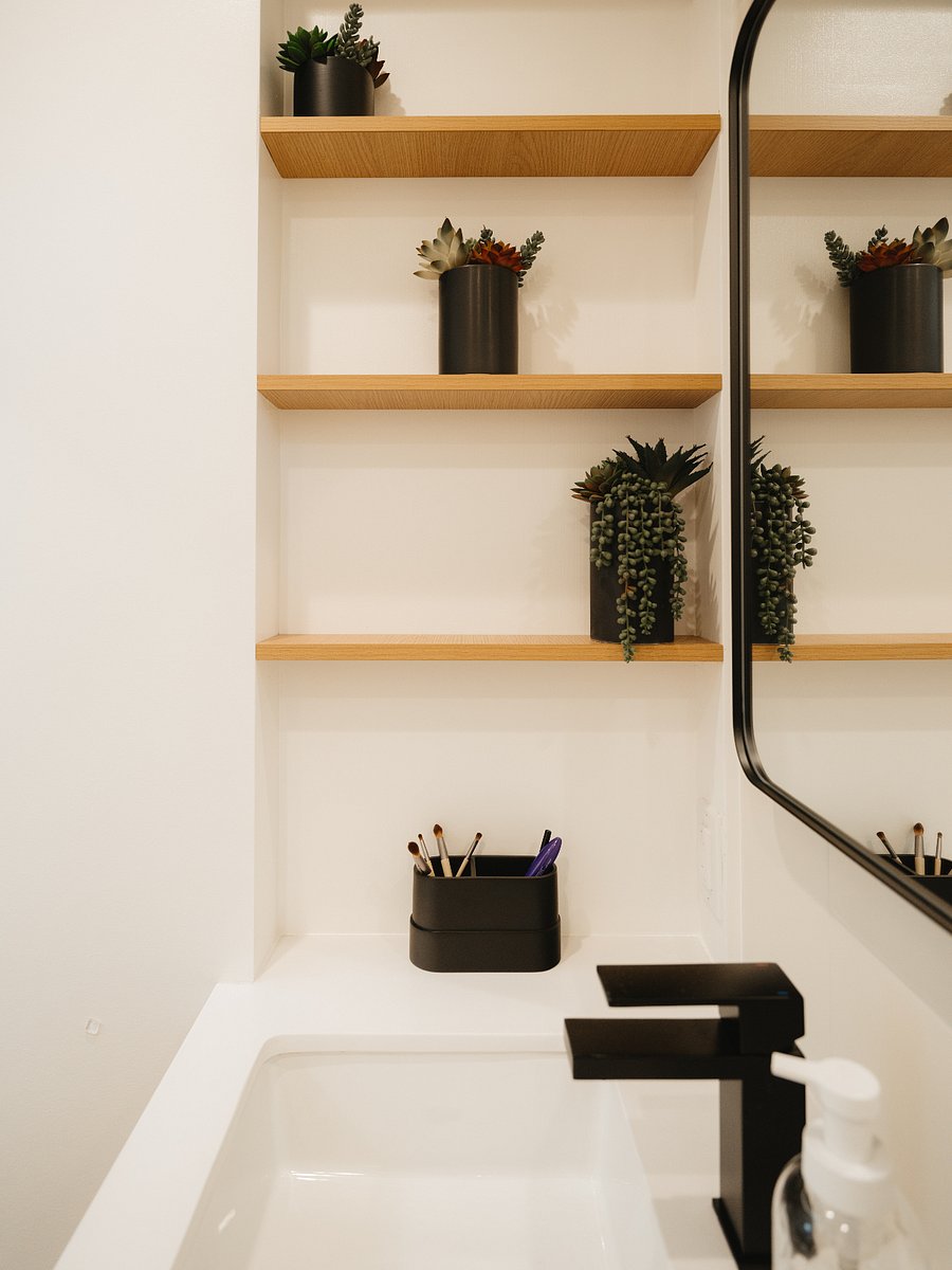 Store toiletries in the handy wall niche.