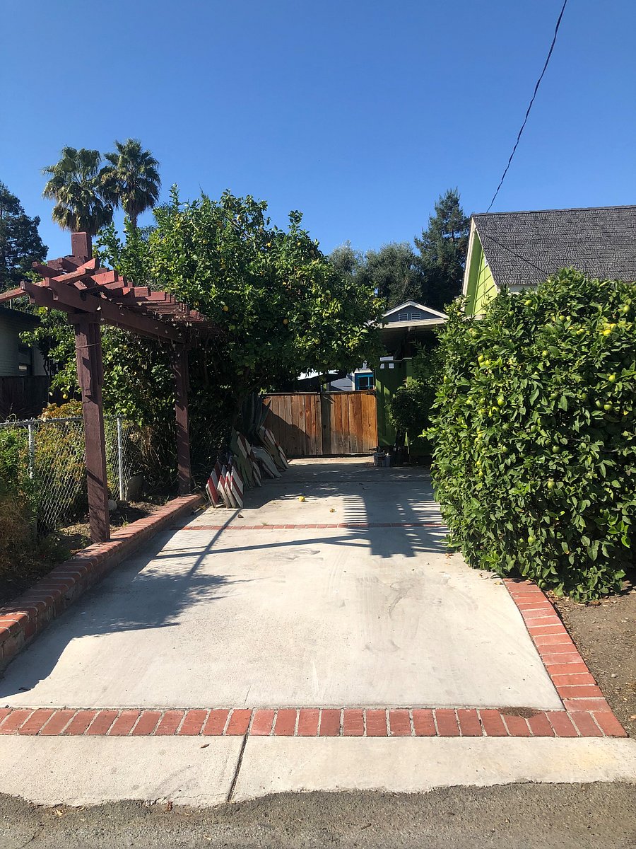 Private driveway & entrance to fenced front yard