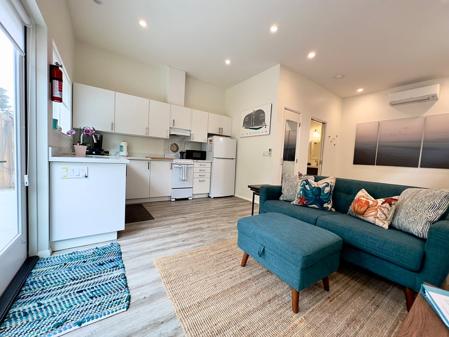 Light & bright very spacious living area