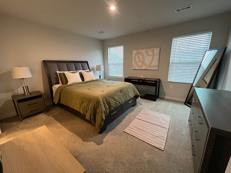 Master bedroom - queen bed
