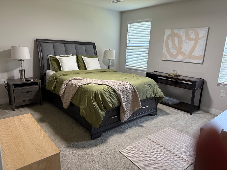 Master bedroom - queen bed