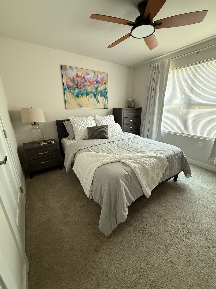 Guest bedroom 1 - queen bed