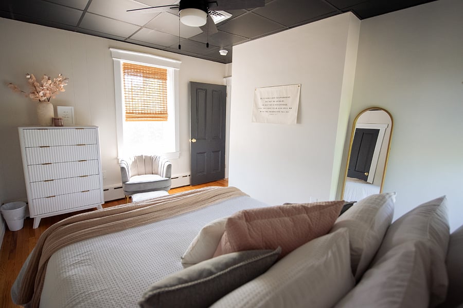 Queen bed, walk-in closet