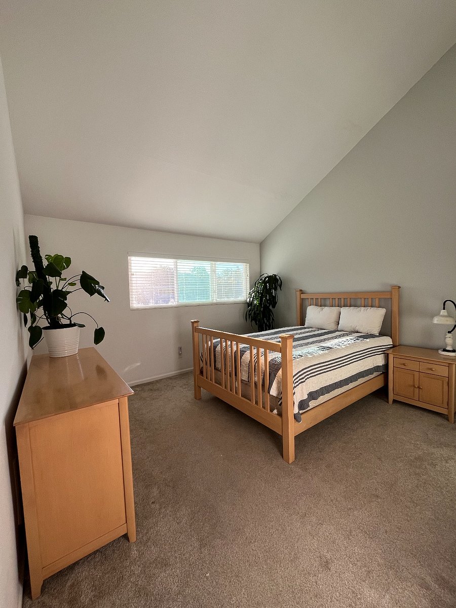 Secondary bedroom with a queen bed.