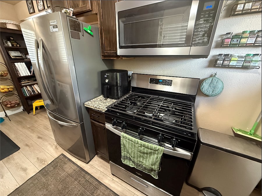 Gas cook top and classic oven+ microwave
