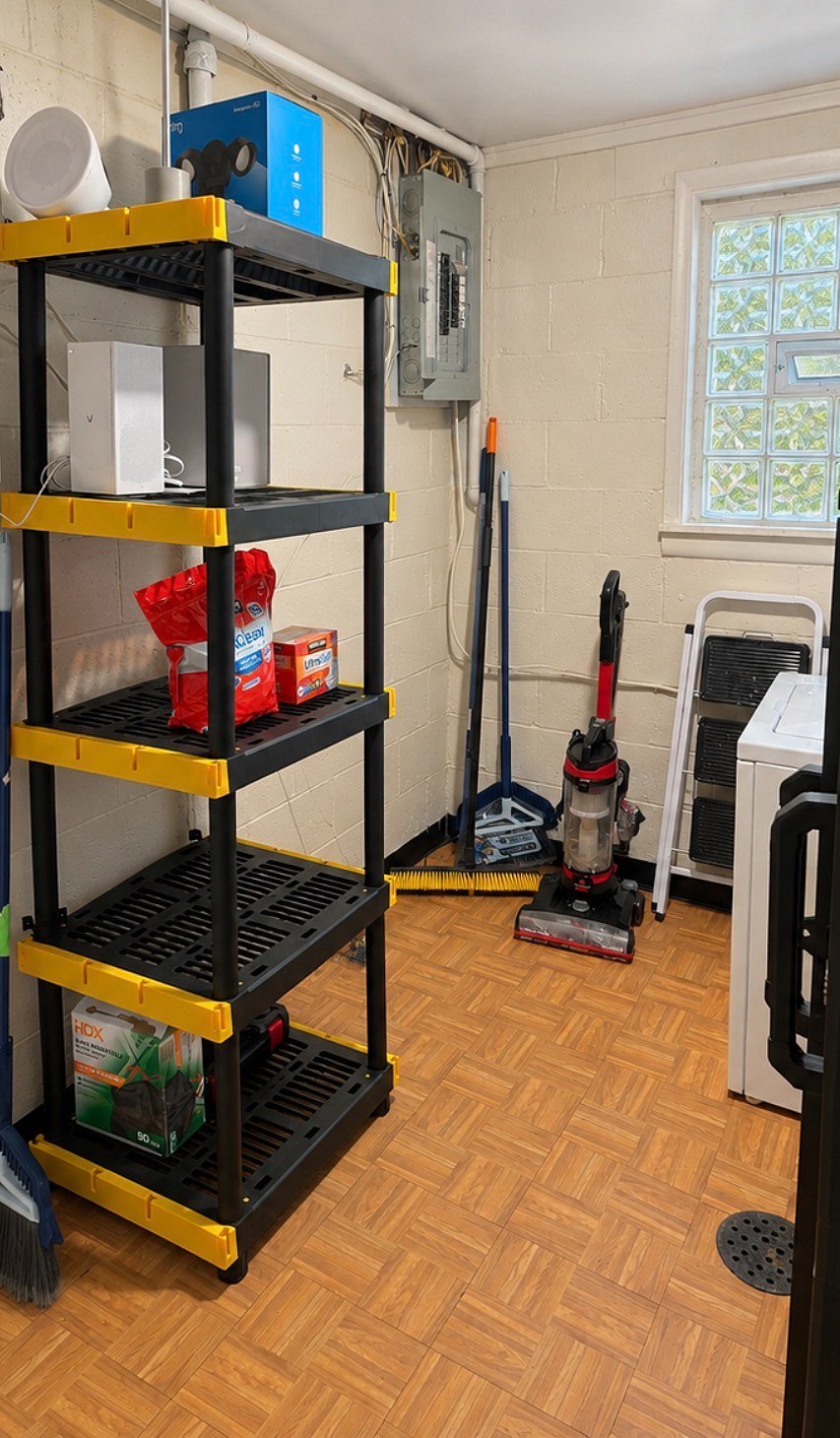 Utility room, includes washer/dryer.