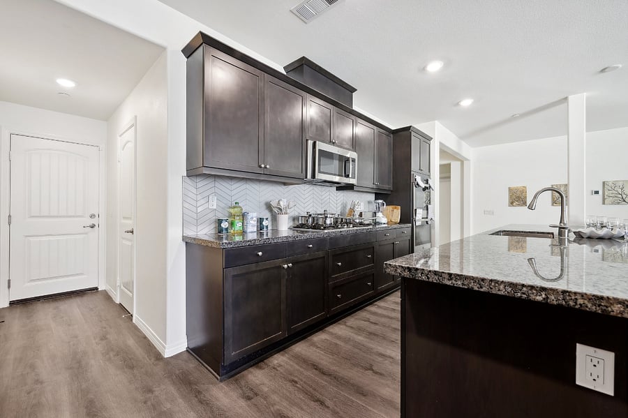 Convenient kitchen equipped with a dishwasher for hassle-free cleanup!
