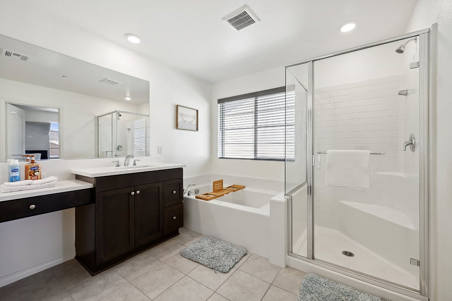 Reflecting elegance: a wide mirror in the bathroom that enhances space and style!