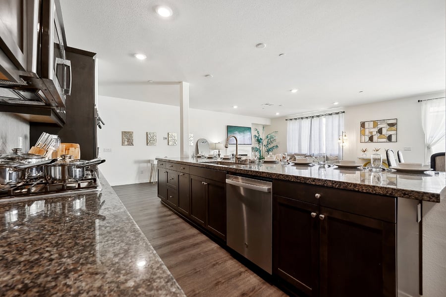 Convenient kitchen equipped with a dishwasher for hassle-free cleanup!