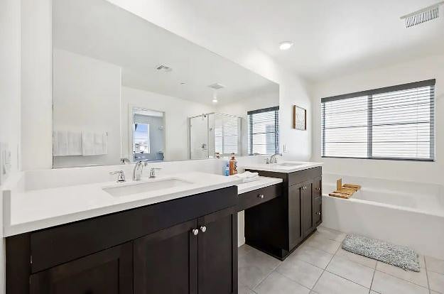 Reflecting elegance: a wide mirror in the bathroom that enhances space and style!