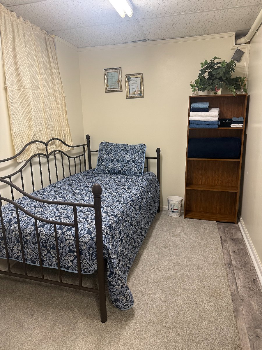 Twin Bed, with bookcase for additional storage. 

Towels and wash cloths for tenants use.