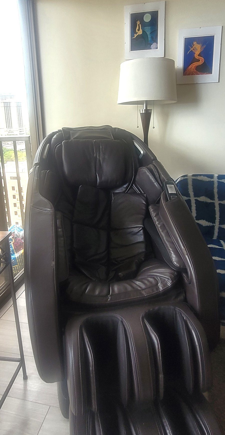 Shiatsu style massage chair