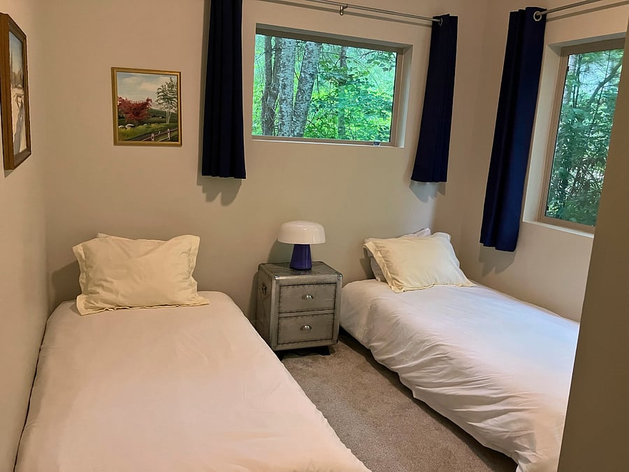 Twin bedroom upstairs (beds can stack for extra space, or be turned into a king-size bed)