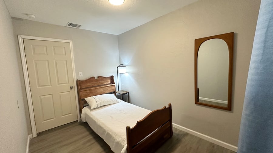 bedroom with twin bed